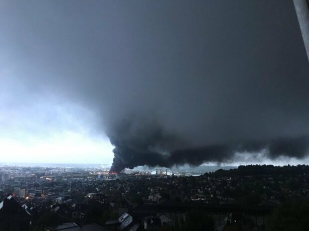Закрыты детсады и школы: масштабный пожар на заводе химикатов затянул небо черными облаками