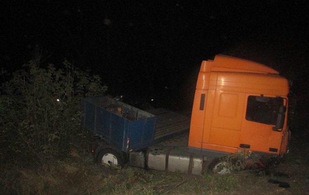 На Киевщине трактор спровоцировал смертельное ДТП: столкнулись грузовик и микроавтобус