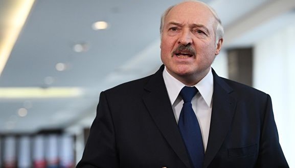Бацька гарем собрал: Сеть обсуждает сына Лукашенко в окружении красавиц