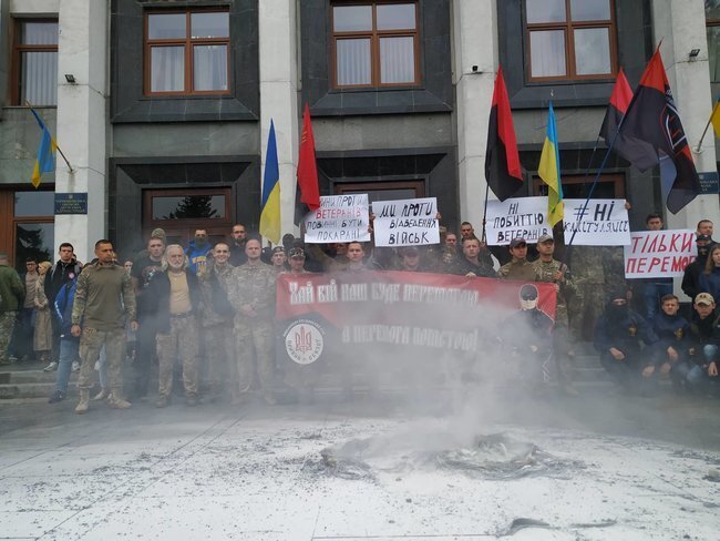 Митинг в Тернополе: военные у здания ОГА устроили акцию протеста из-за Донбасса. Фото и видео