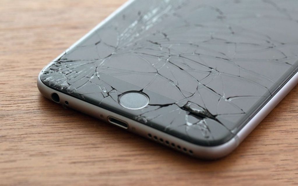 Две россиянки из-за разбитого iPhone надругались над парнем