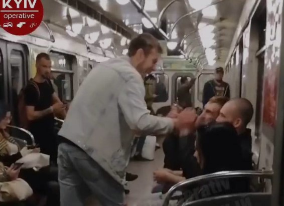 ЧП в киевском метро: украинец сделал невообразимое прямо в вагоне. ВИДЕО