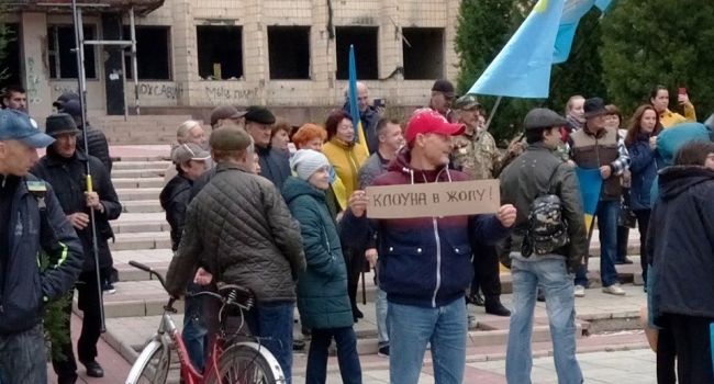 «Бросимся под танки»: в Северодонецке требуют не выводить украинские войска