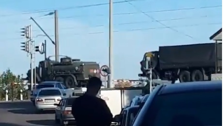 «Просто перестать стрелять...» Кремль перебрасывает эшелоны военной техники к границе с Украиной. ВИДЕО