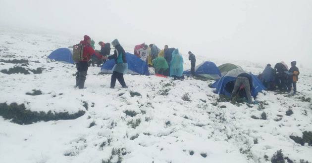 Украину засыпает снегом: спасатели просят не ходить в горы. ФОТО, ВИДЕО