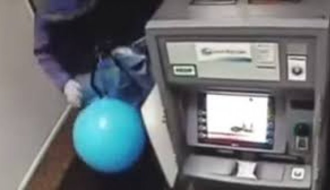 На Харьковщине пытались обчистить банкомат с помощью воздушных шариков
