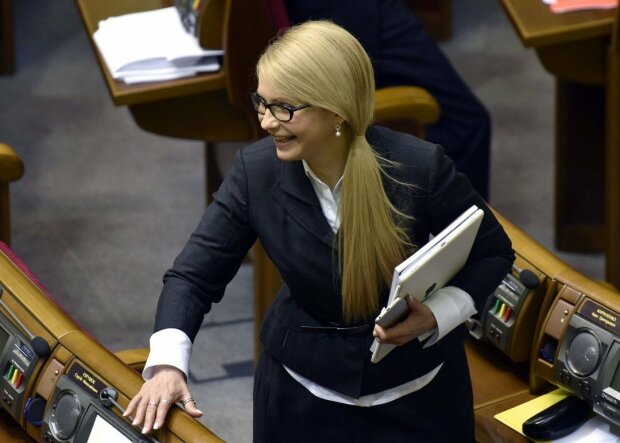 В сеть попала фотка довольной Тимошенко, сзади "пристроился" Власенко