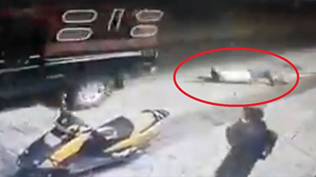 Люди жестоко расправились над мэром за невыполненные обещания. ВИДЕО