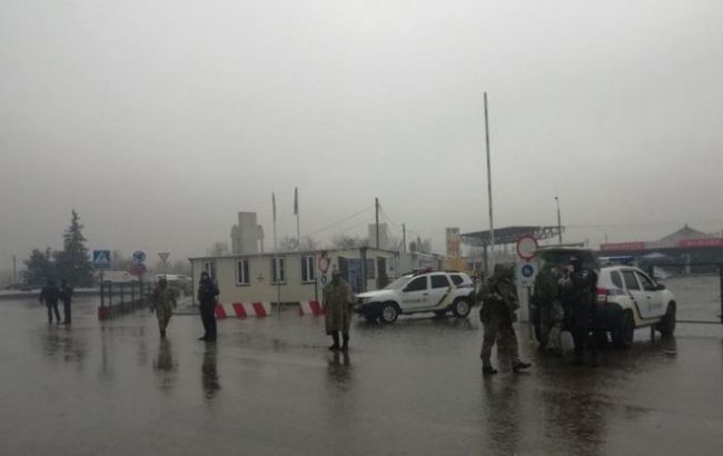 Массовая эвакуация в Станице Луганской: ведется «разминирование» Госадминистрации и КПВВ