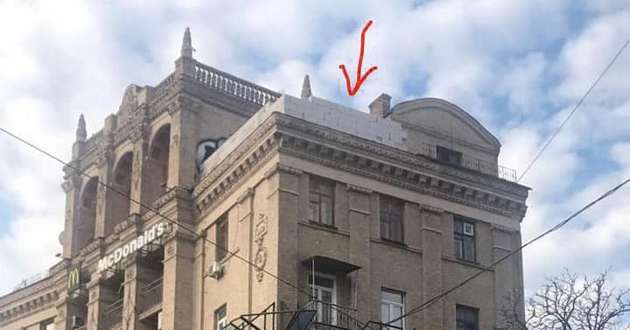 "Поднимаю голову, а там курятник": в центре Киева на доме неизвестный прилепил надстройку. ФОТО