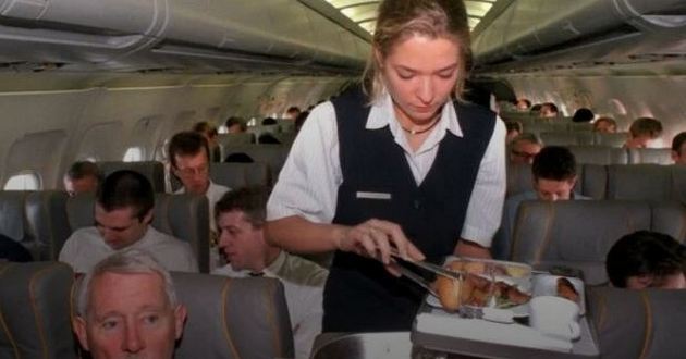 Тараканы и неочищенная вода: стала известна вся правда о еде в самолетах