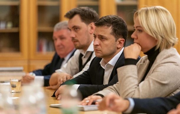 Президент Украины провел встречу с родными погибших военных