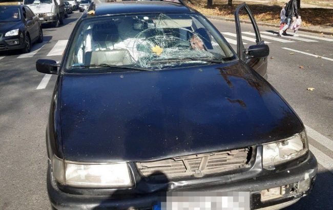 В Харькове водитель легковушки сбил женщину с двумя детьми