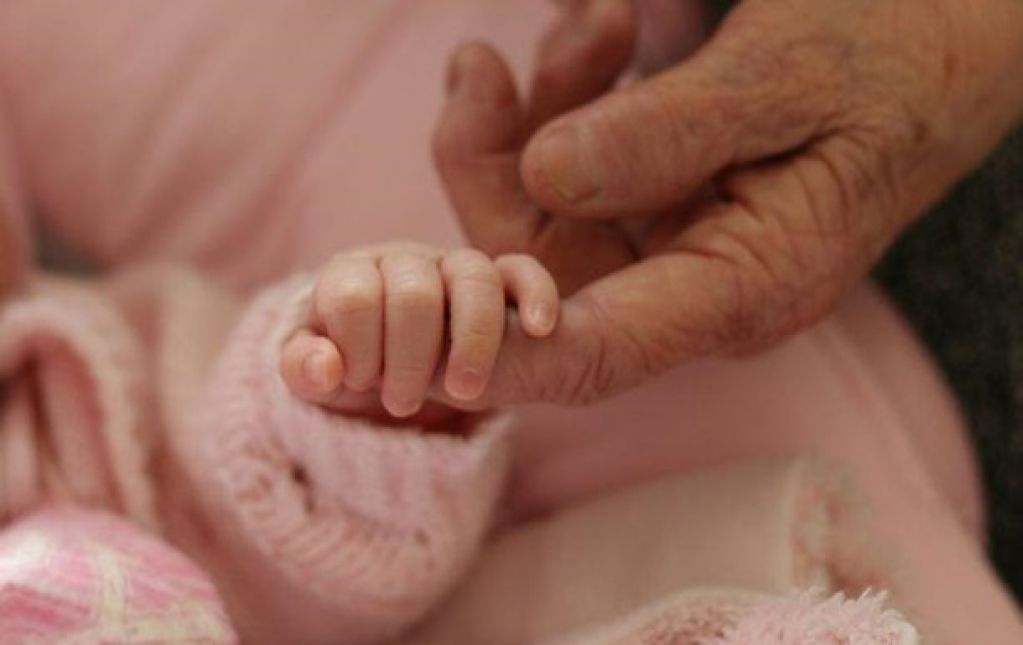 Стал отцом в 80 лет: женщина в 75 решилась на первые роды