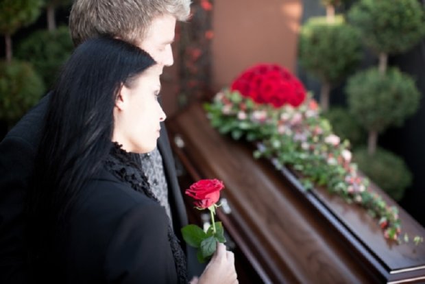 У Гончарука изменили требования по похоронам в Украине