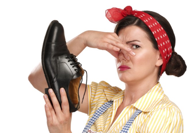Чтобы не стесняться в гостях: как избавиться от неприятного запаха обуви и ног