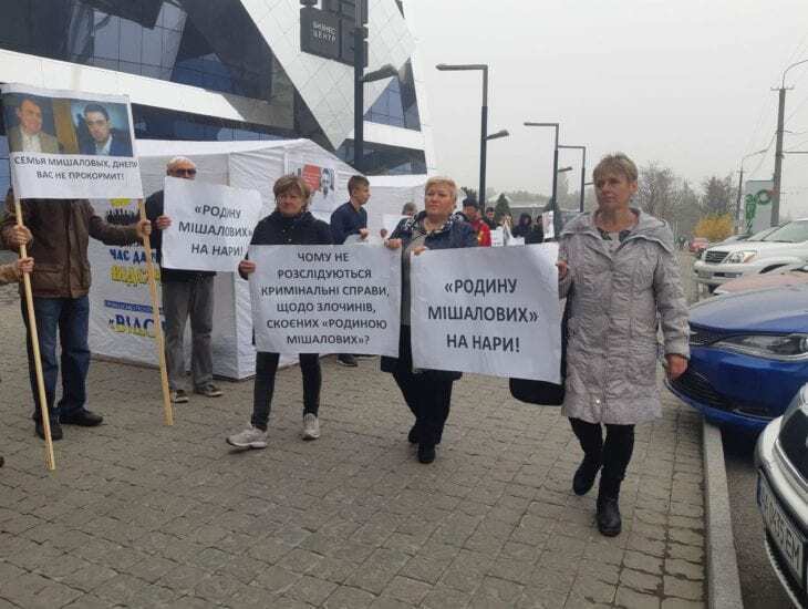 В Днепре активисты устроили акцию протеста у офиса тендерного короля Мишалова