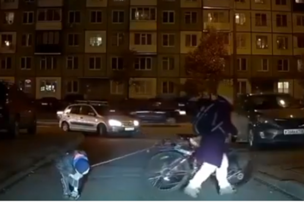 Тащила, как собаченку: мать привязала к себе сына веревкой за шею. ВИДЕО