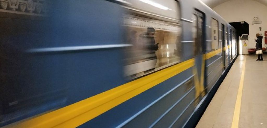 Если поезд уже рядом: что надо сделать при падении на рельсы в метро