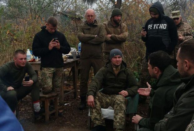 "Я же не лох. Оружие убери!": Зеленский устроил скандал с добровольцами