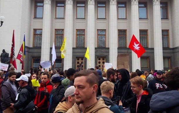 Конопляный марш свободы: по Киеву ходят активисты с плакатами. ФОТО, ВИДЕО