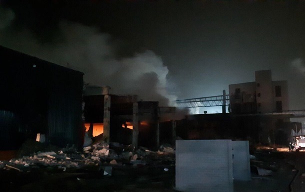 От ударной волны дрожали дома: мощный взрыв прогремел на заводе в Днепре