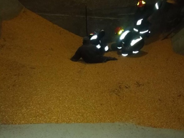Под Ивано-Франковском на элеваторе тонны кукурузы заживо похоронили двоих мужчин