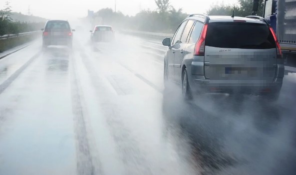 Названа одна из главных ошибок водителей при езде по мокрой дороге