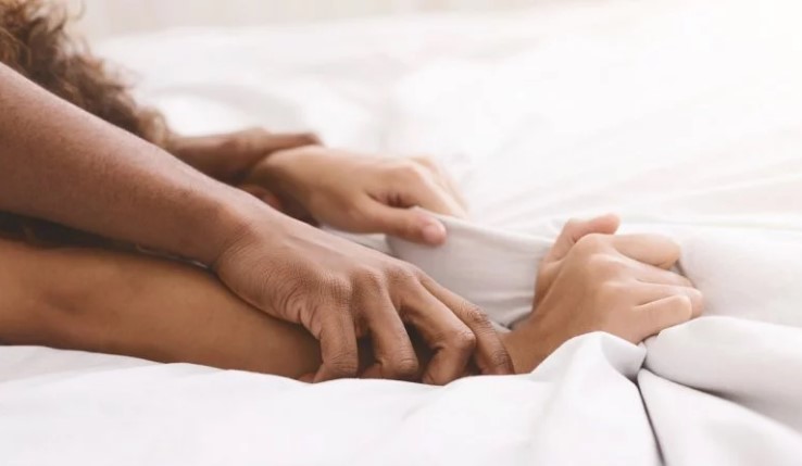 Медики рассказали, от чего может спасти регулярный интим