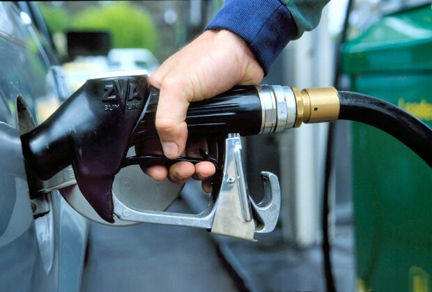 Если стоите – присядьте: стали известны ноябрьские цены на бензин