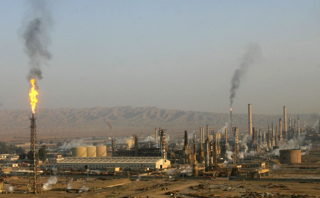 Сотни протестующих заблокировали нефтеперерабатывающий завод