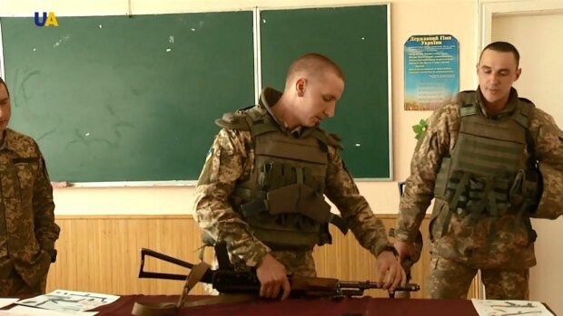 В украинских школах хотят вернуть военную подготовку