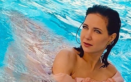 Российская знаменитость показала грудь в откровенном купальнике