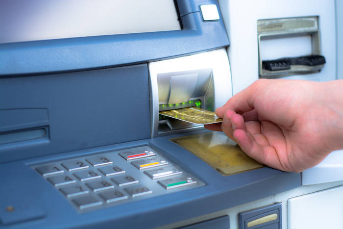 Как, пользуясь банкоматом, не стать жертвой наглых мошенников