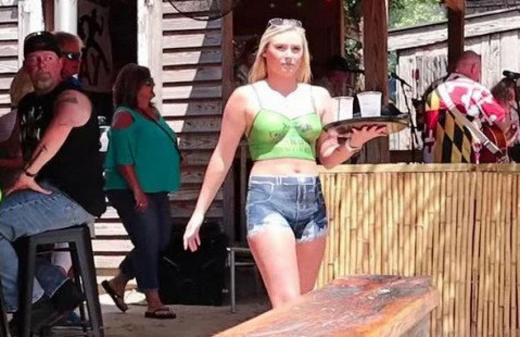 В Сети показали реакцию посетителей кафе на официантку в нарисованной одежде