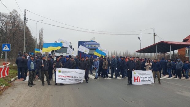 Украина бунтует против Зеленского: люди перекрыли дороги в 13 областях. ВИДЕО