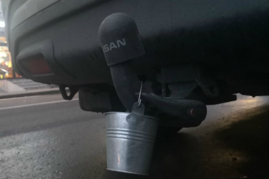 Вот зачем на фаркоп автомобиля некоторые водители вешают маленькое ведро