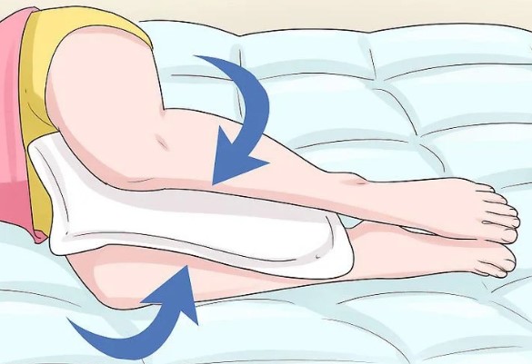 Почему врачи советуют спать с подушкой между ног