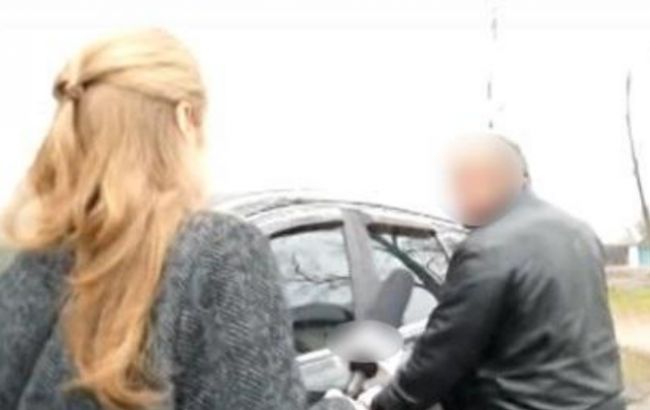 Под Киевом чиновник прокатил на капоте журналиста. ВИДЕО