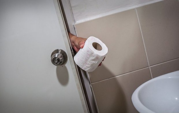 Хоть стой, хоть падай: на Киевщине детям запретили в школе пользоваться туалетной бумагой