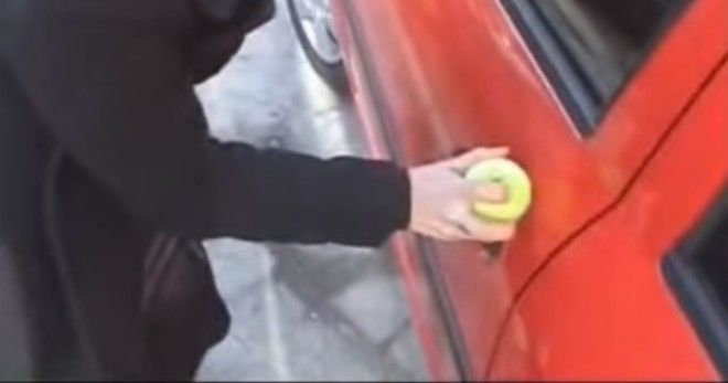 Как с помощью теннисного мячика открыть автомобиль. ВИДЕО