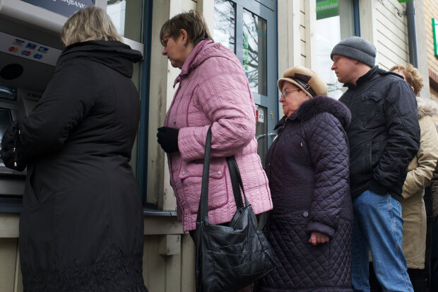 В Украине закрывают известный банк: вкладчики судорожно снимают деньги