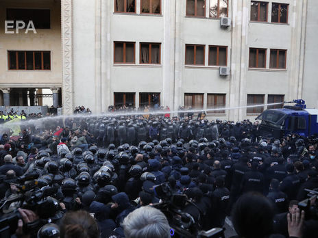 Разгон протестующих: силовики сообщили о задержанных и раненых под парламентом Грузии