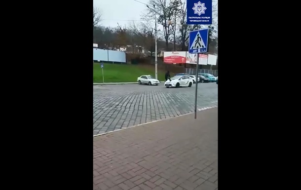 Юный украинец бегал за лайками по крышам полицейских машин. ВИДЕО