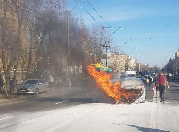 Пожар в центре Киева: автомобиль вспыхнул прямо во время движения