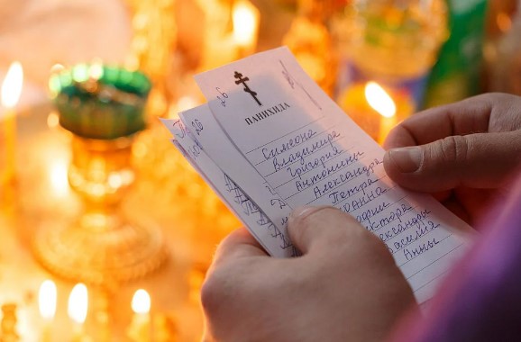 Церковники объяснили, за кого в храме нельзя подавать записки