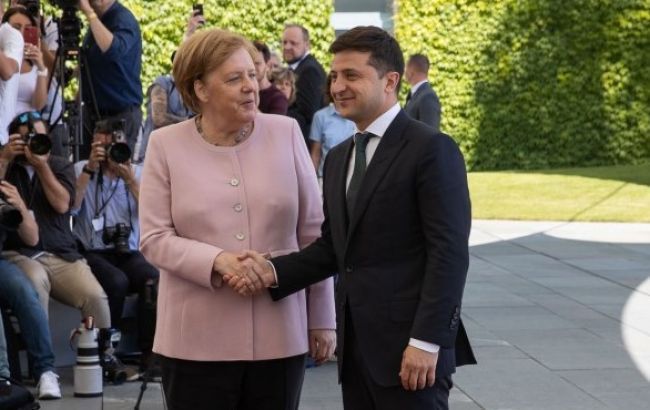 Зеленский провел беседу с Меркель по нормандскому саммиту