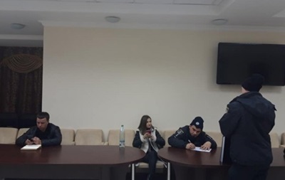 Ломают двери, громят зал заседаний: в Николаевском облсовете разбушевались депутаты
