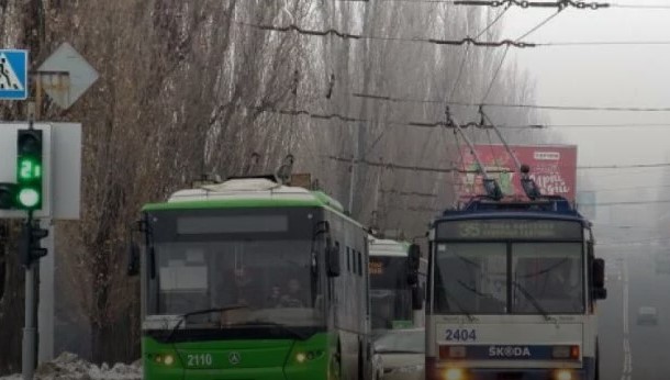 Харьковский кондуктор сделала водителю приятно прямо в троллейбусе. ВИДЕО