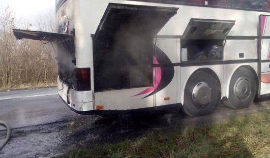 Автобус с десятками туристов загорелся на трассе Киев-Чоп